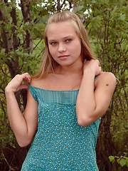 Daring teenage chick masturbating in the forest