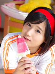 Yuzuki Hashimoto Asian does gym exercises and enjoys ice cream
