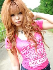Sensual young Sarina Tsubaki strips outdoor