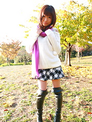 Hot babe Mahiru Tsubaki showing off with joy
