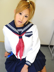 Sexy Japanese teen Yui Aoyama showing off